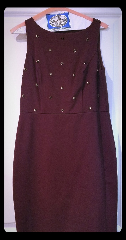 Sleveless knee length dress with top detailing